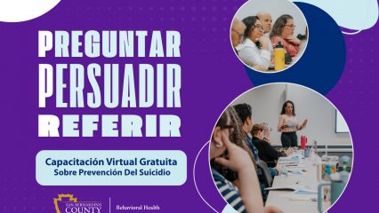 Presenter leads a QPR suicide prevention training in a classroom with attendees at tables. Incluye texto “Preguntar, Persuadir, Referir” y “Capacitación Virtual Gratuita,” junto al logo de DBH.